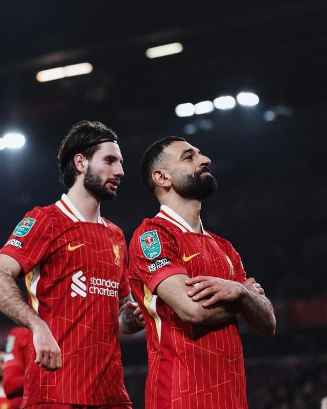 安菲尔德球场欢迎球迷热情，比赛气氛热烈的简单介绍