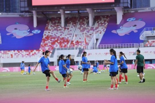 冲击金牌的中国女足队员全力以赴,精神可嘉