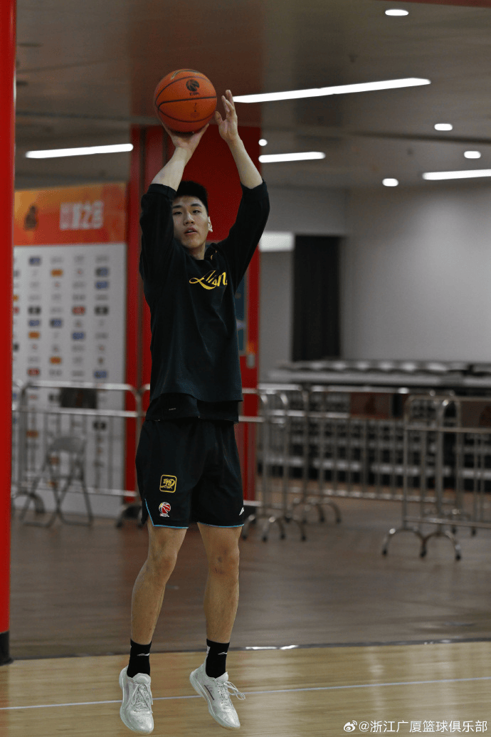 谢震业手感滚烫，带领广厦男篮横扫洛杉矶快船，赛后一句话霸气侧漏(易建联十大精彩扣篮)